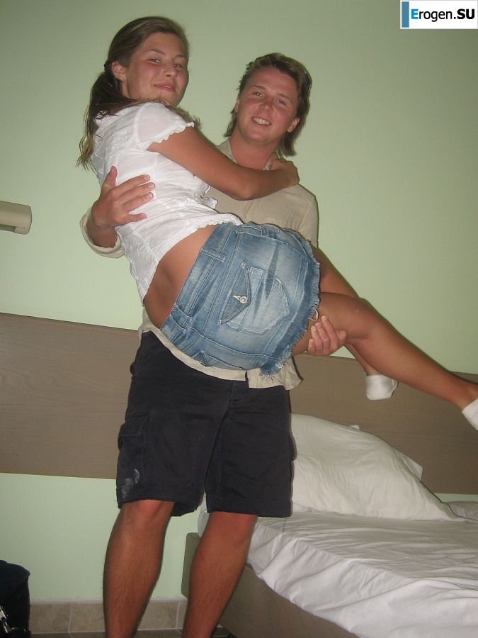Girl having fun with a guy on vacation - shows her ass and chest. Part 2. Photo 48