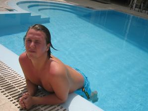 Girl having fun with a guy on vacation - shows her ass and chest. Part 2. Thumb 20