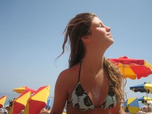 Girl having fun with a guy on vacation - shows her ass and chest. Part 2. Thumb 34