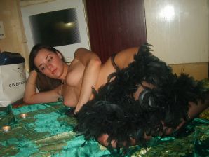 Роскошная леди исполняет стриптиз с изысканном белье и показывает грудь. Часть 3. Эскиз 26