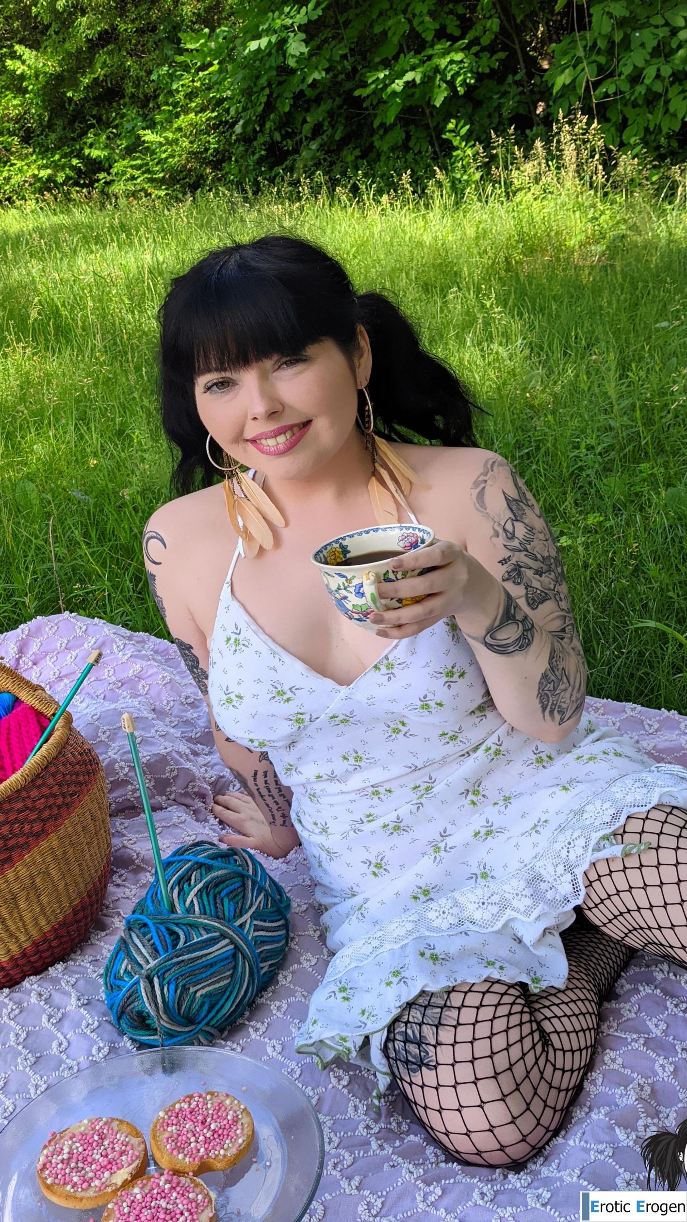 Lunacravez in Dutch Biscuits And Tea. Picture 2