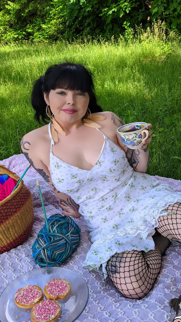 Lunacravez in Dutch Biscuits And Tea. Thumb 1