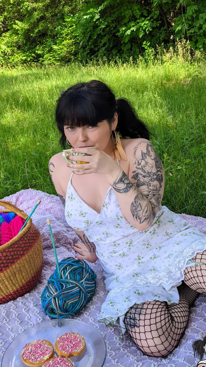 Lunacravez in Dutch Biscuits And Tea. Thumb 3