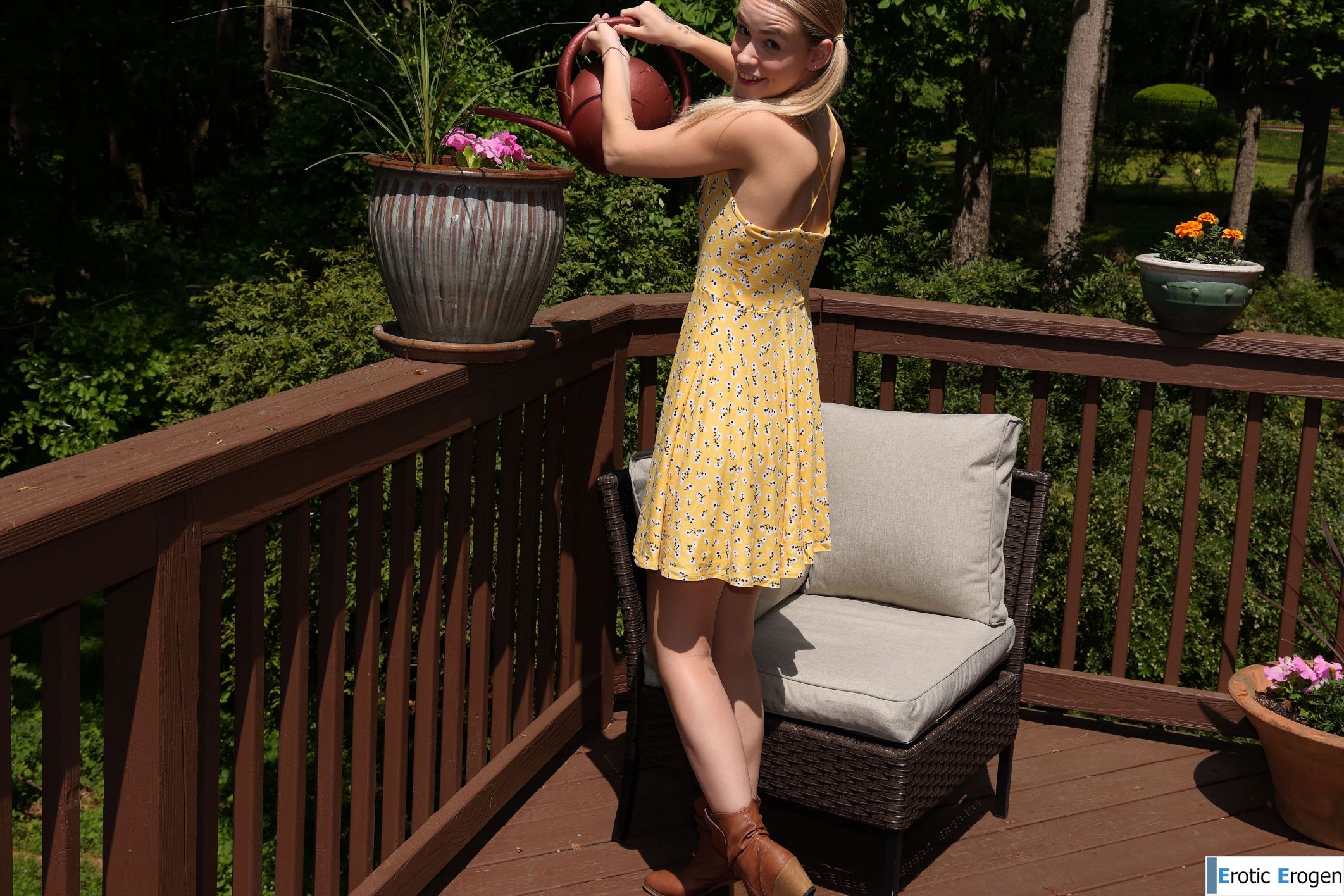 Khloe Kingsley in Glass Phallus. Фото 1