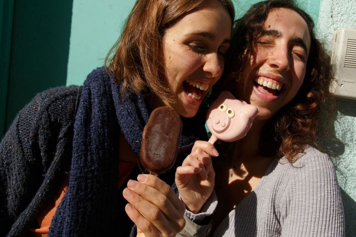 Zoe And Emma in Cafe Orno 1. Эскиз 14