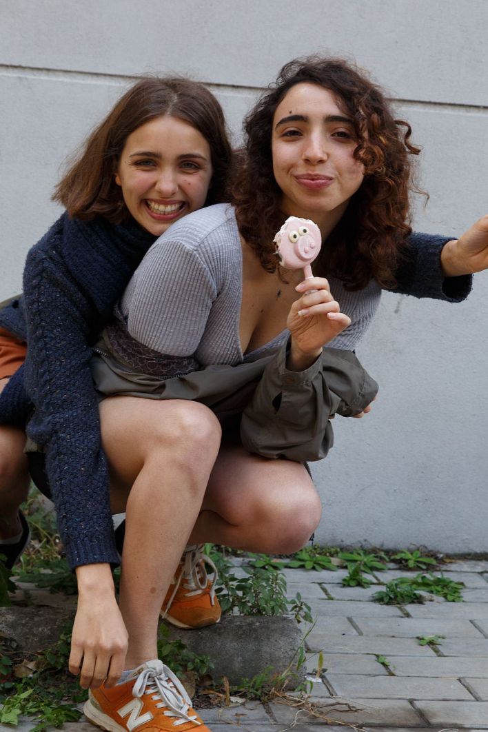 Zoe And Emma in Cafe Orno 1. Эскиз 18