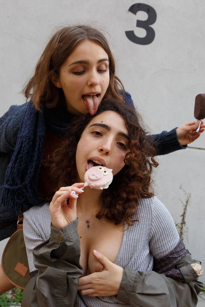 Zoe And Emma in Cafe Orno 1. Эскиз 24