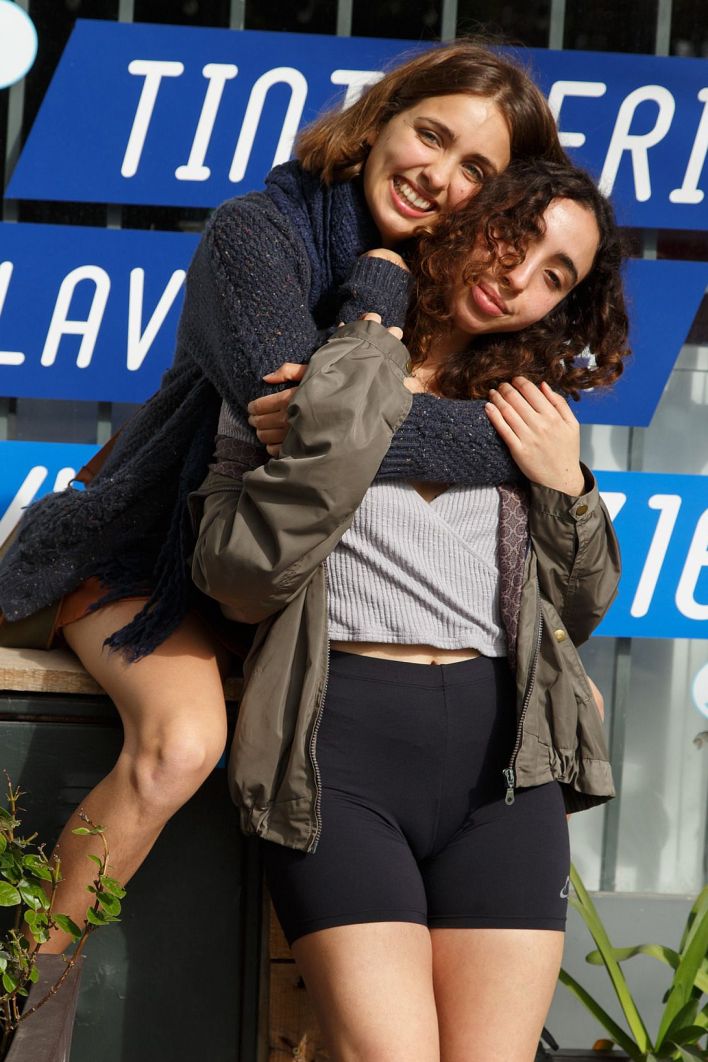 Zoe And Emma in Cafe Orno 1. Эскиз 4