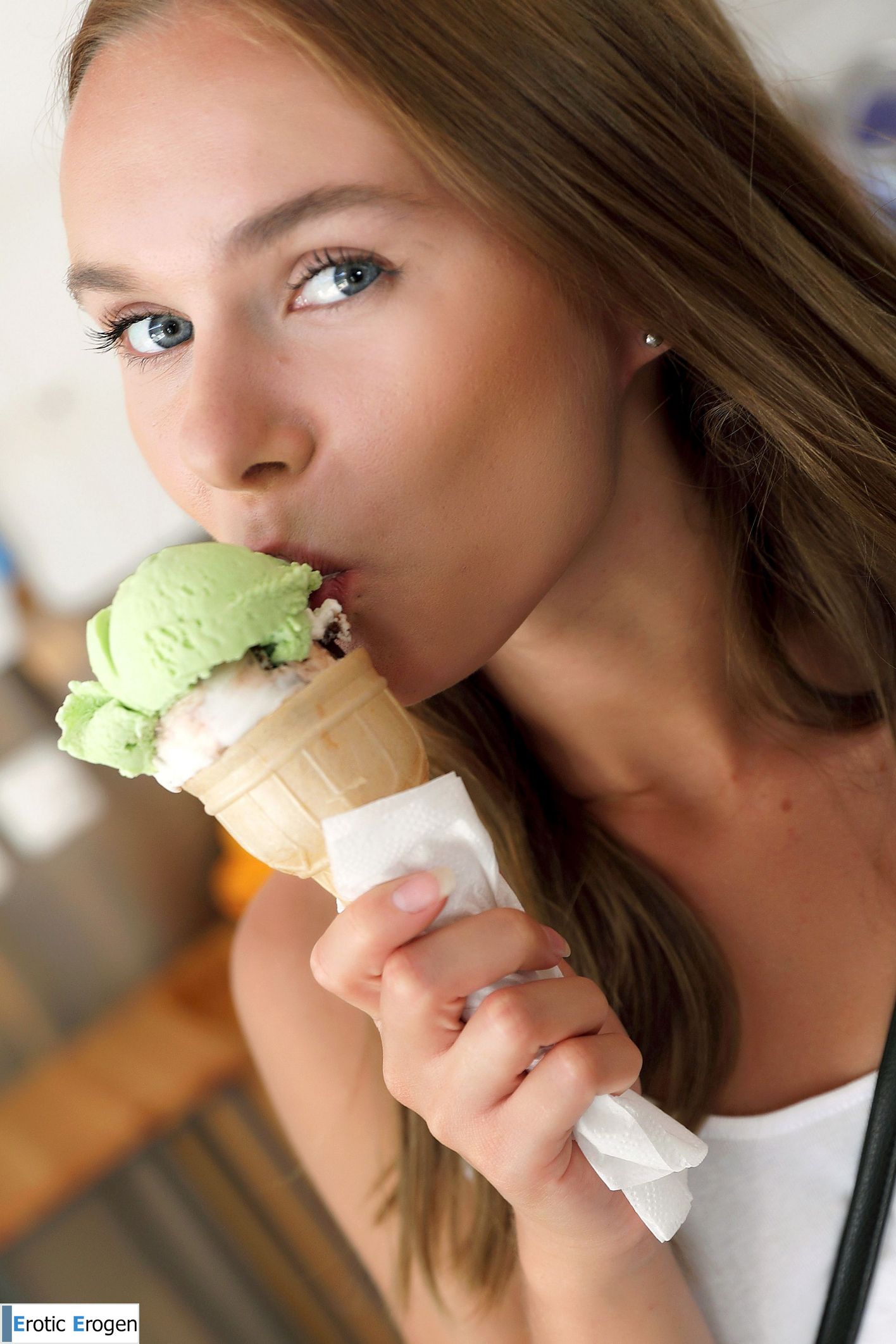 Karissa Diamond in Postcard From Paphos. Фото 2