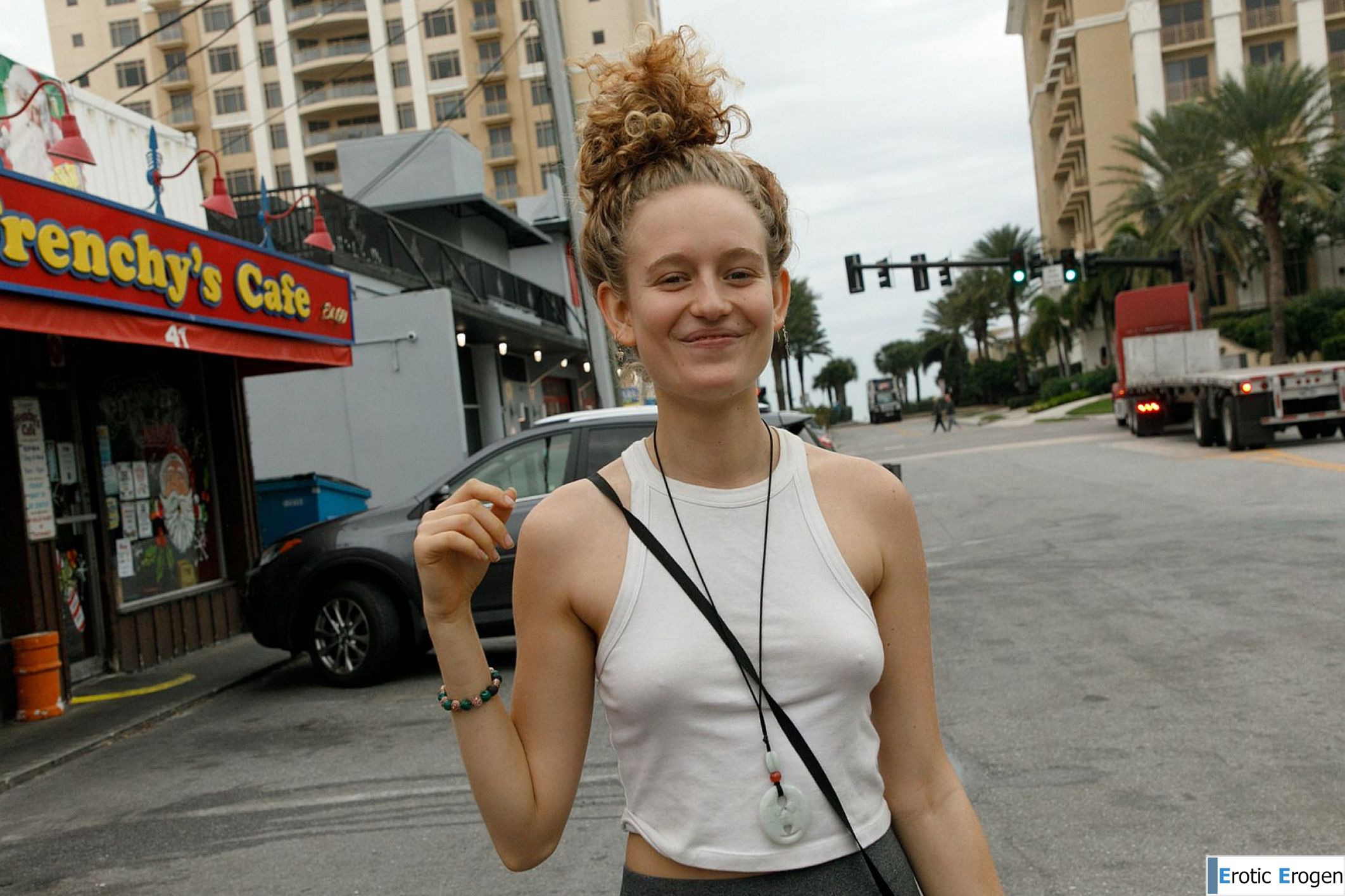 Debra Kenlow in Rare Bird Florida. Фото 1