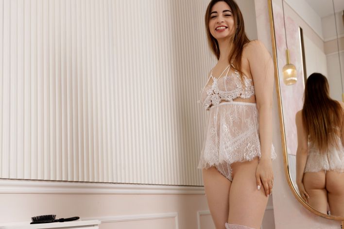 Ella Mira in Gorgeous Curves. Thumb 6