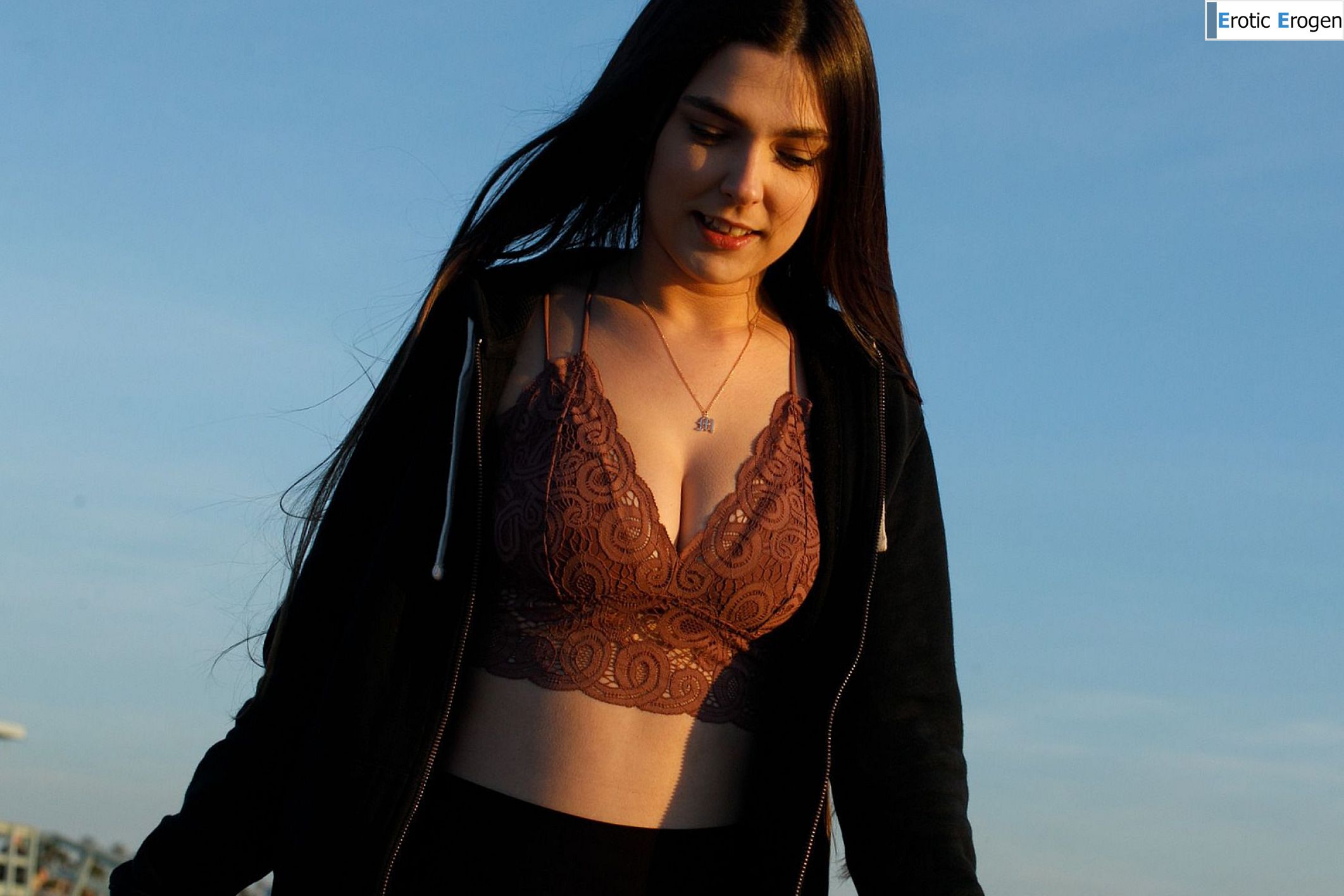 Melba Chastain in Hair Sand Curves. Picture 1