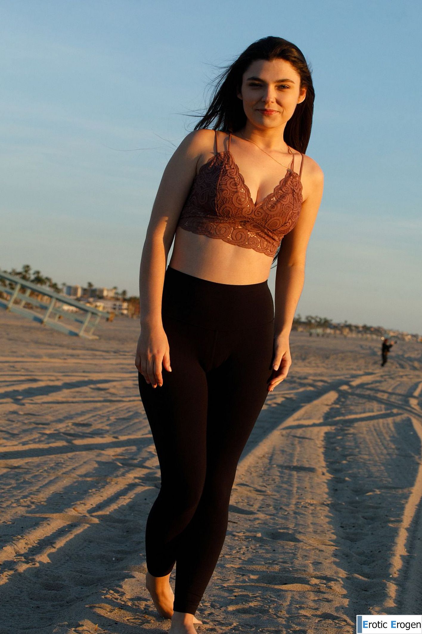 Melba Chastain in Hair Sand Curves. Picture 2