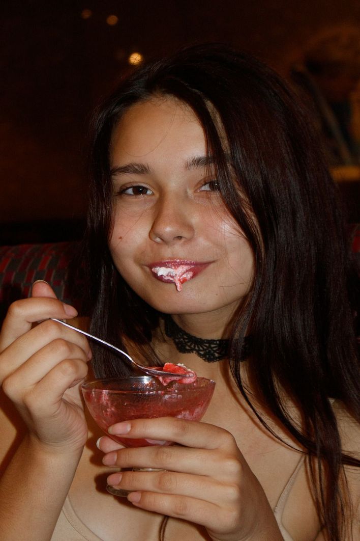 Miki Pedangen in Cafe Naturale. Thumb 19