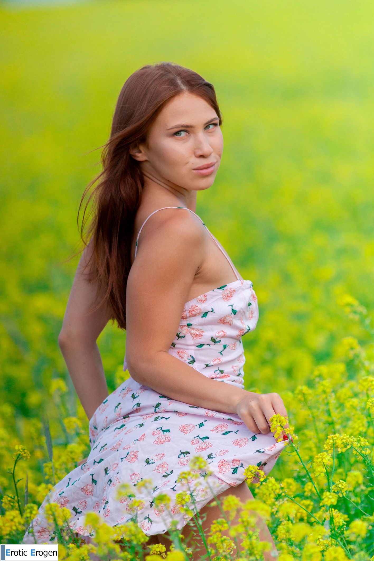 Melania in Field Of Gold. Picture 6