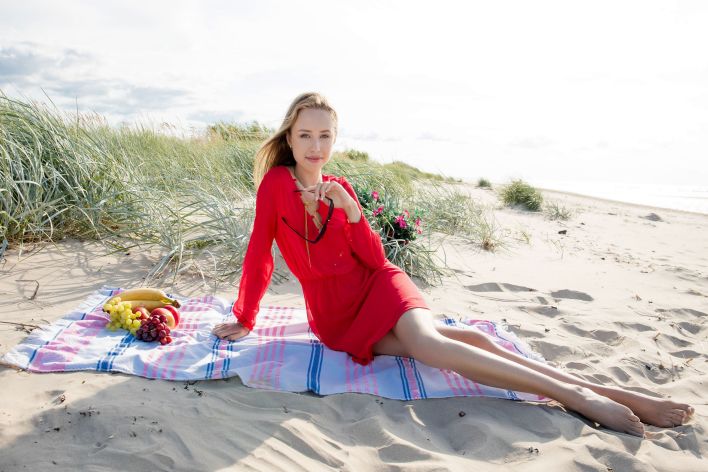 Rosalind in Intimate Picnic. Thumb 3