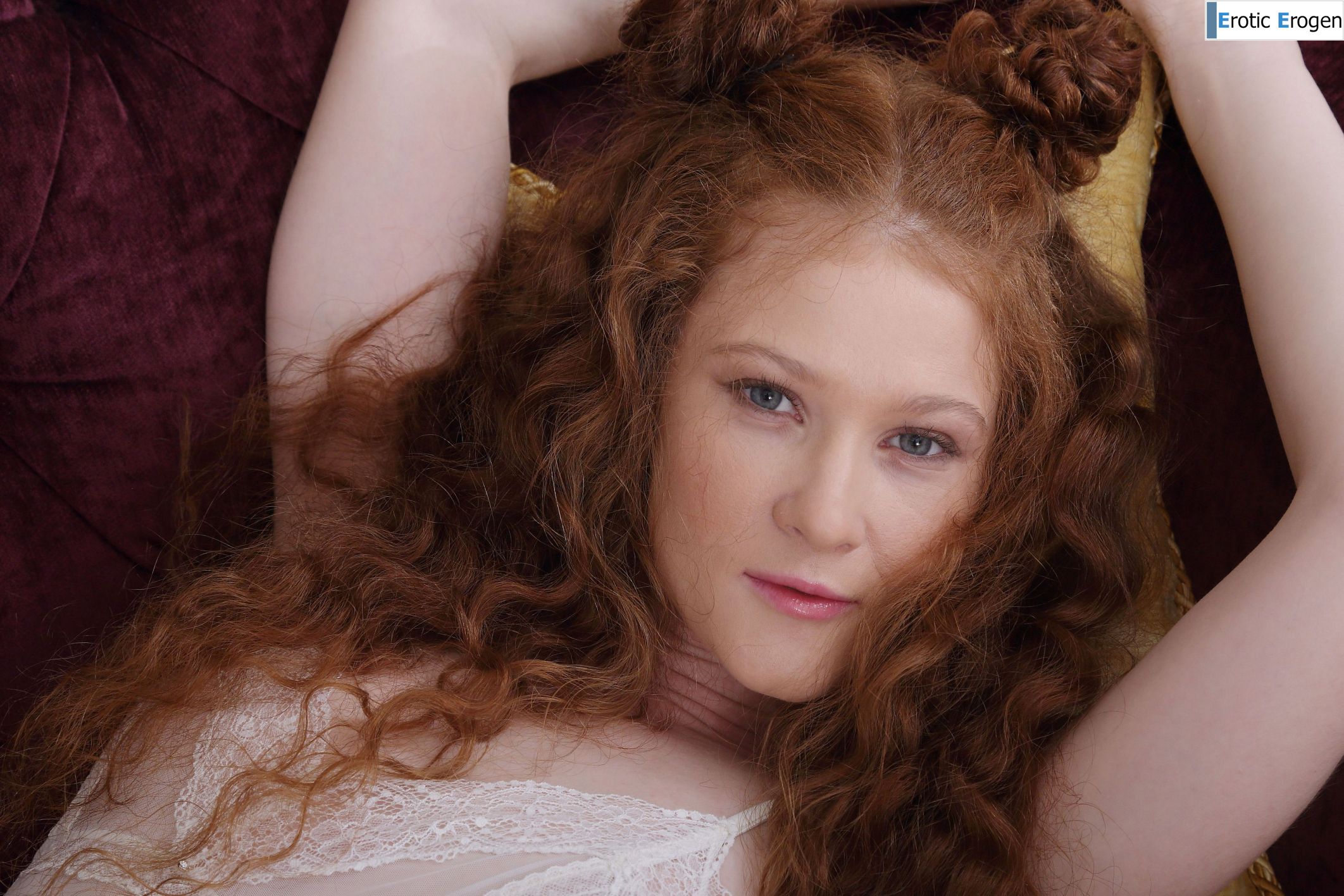 Foxy Sofilie in Red Passion. Фото 4