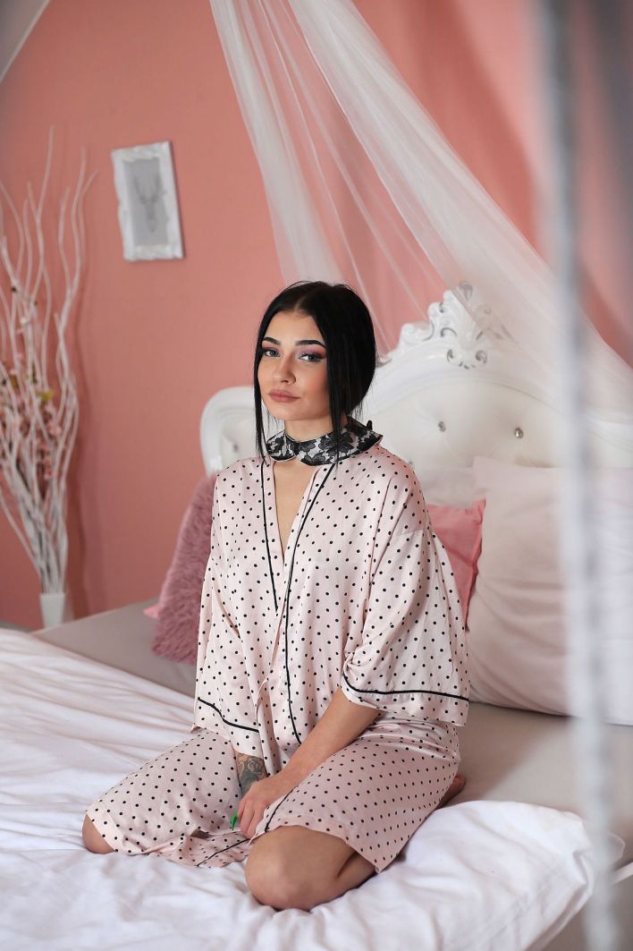 Chloe Heart in Presenting. Thumb 1