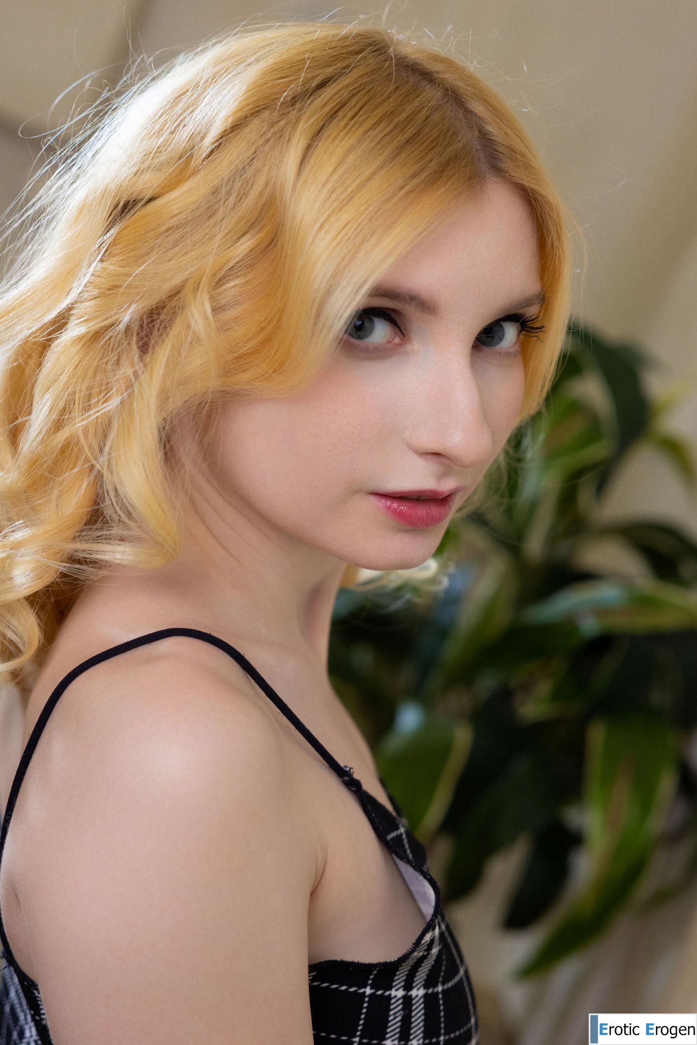 Minnie Lighter in Take It Off. Picture 4