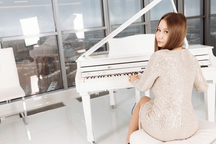 Amalia Davis in Playing Our Tune. Эскиз 2