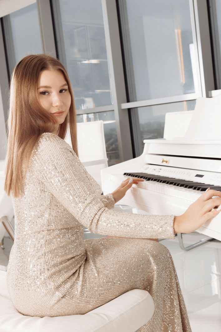 Amalia Davis in Playing Our Tune. Эскиз 4