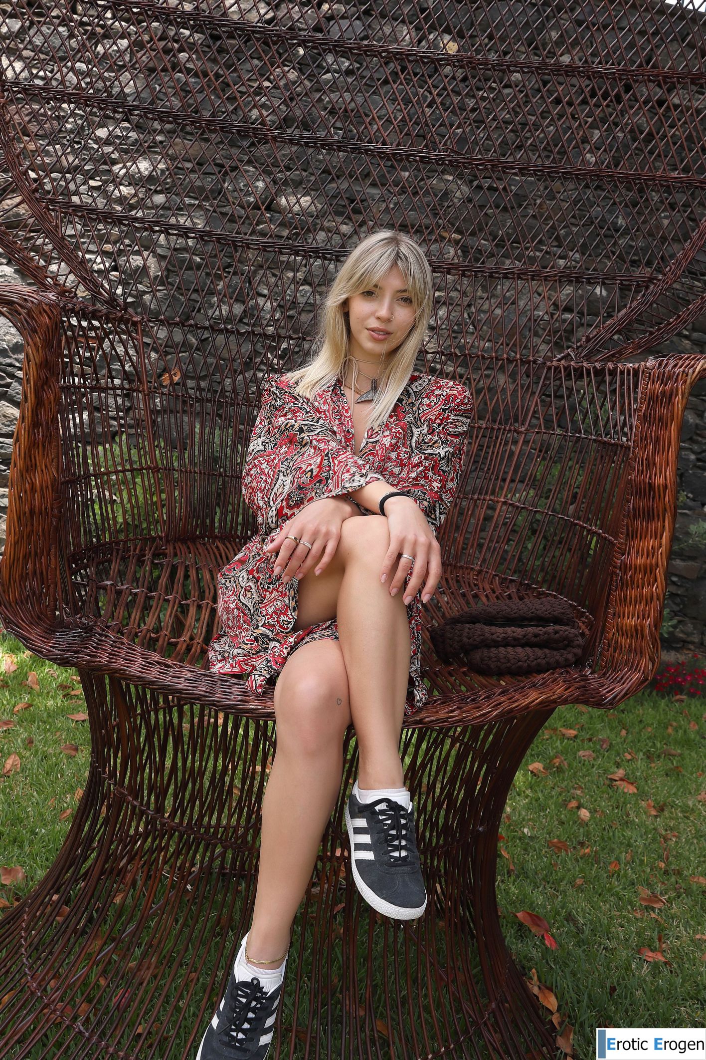 Avery in Postcard From Santa Cruz. Фото 1