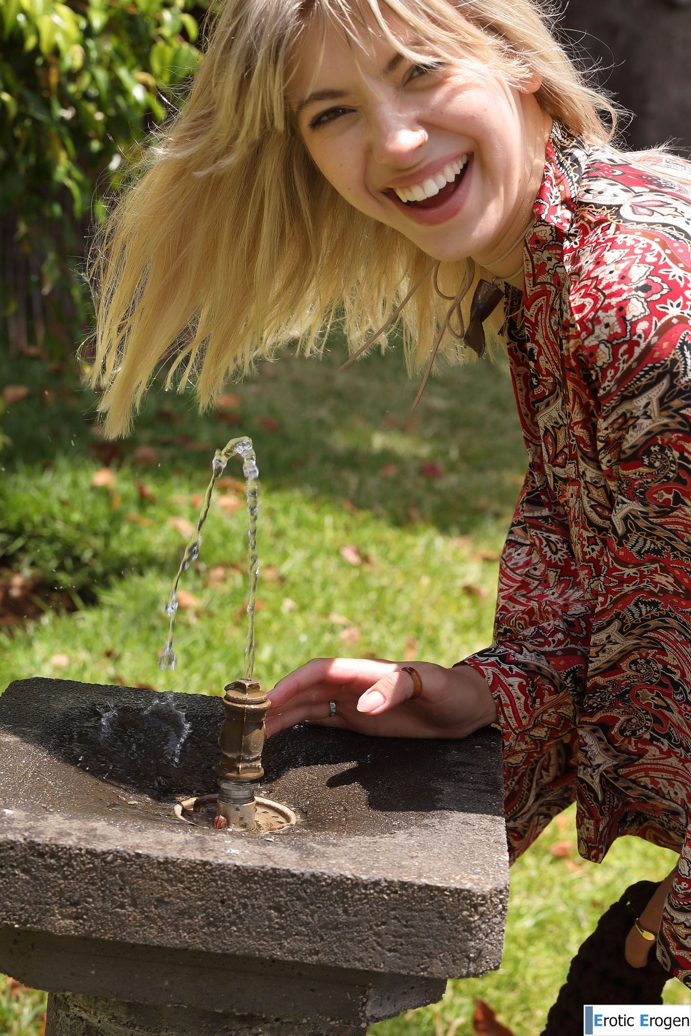 Avery in Postcard From Santa Cruz. Фото 33