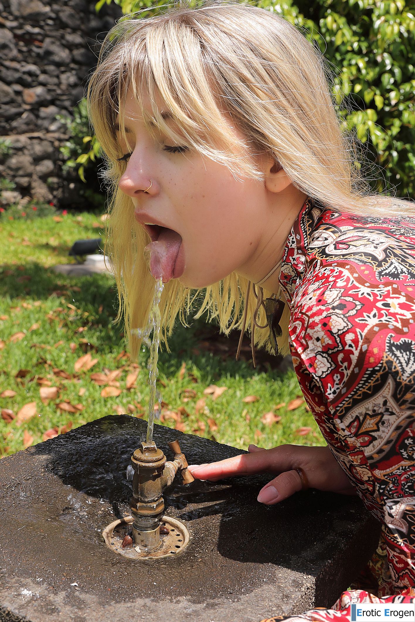 Avery in Postcard From Santa Cruz. Фото 37