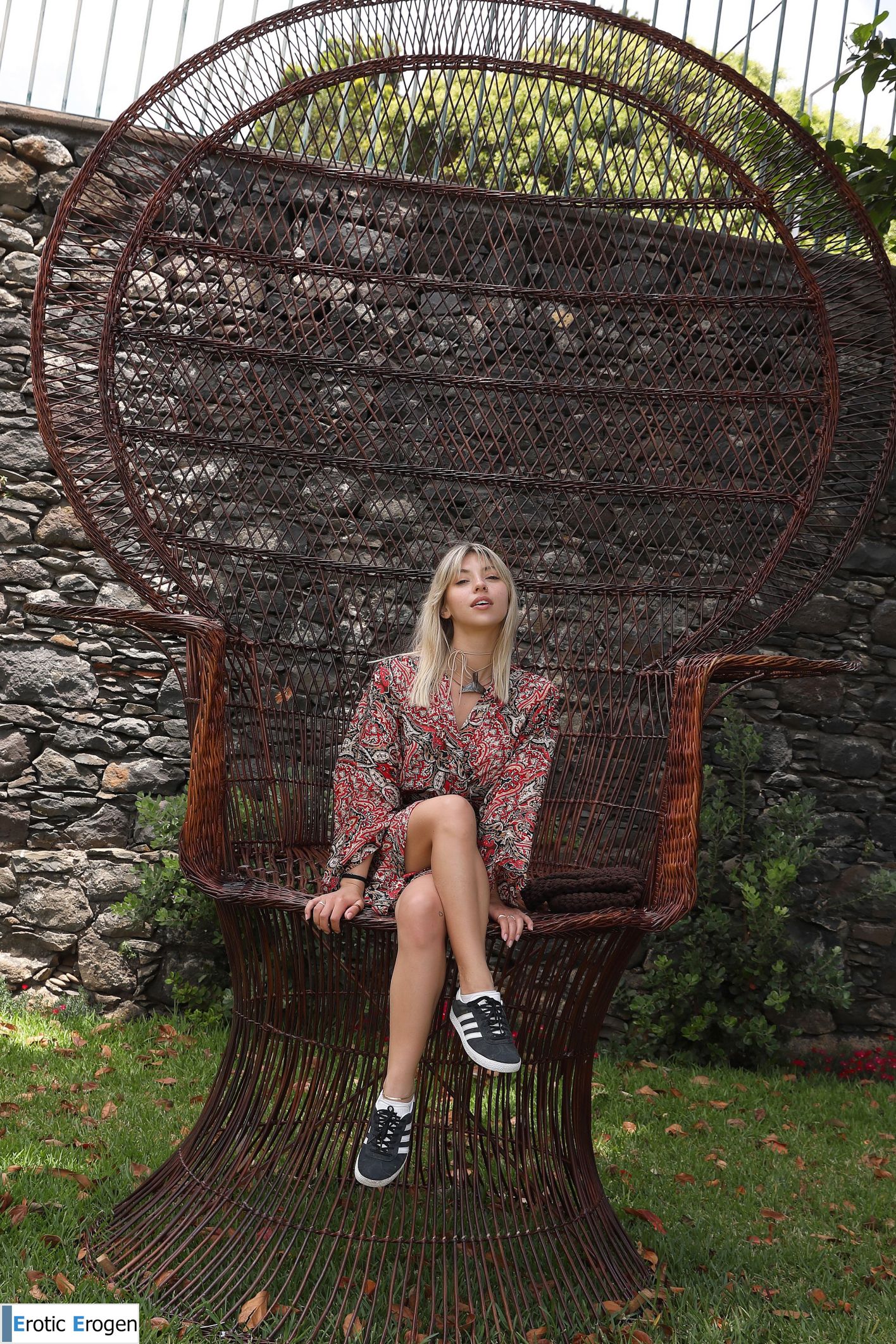 Avery in Postcard From Santa Cruz. Фото 3