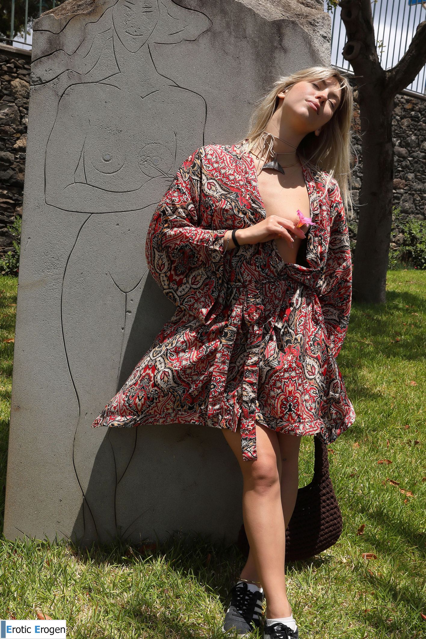 Avery in Postcard From Santa Cruz. Фото 41