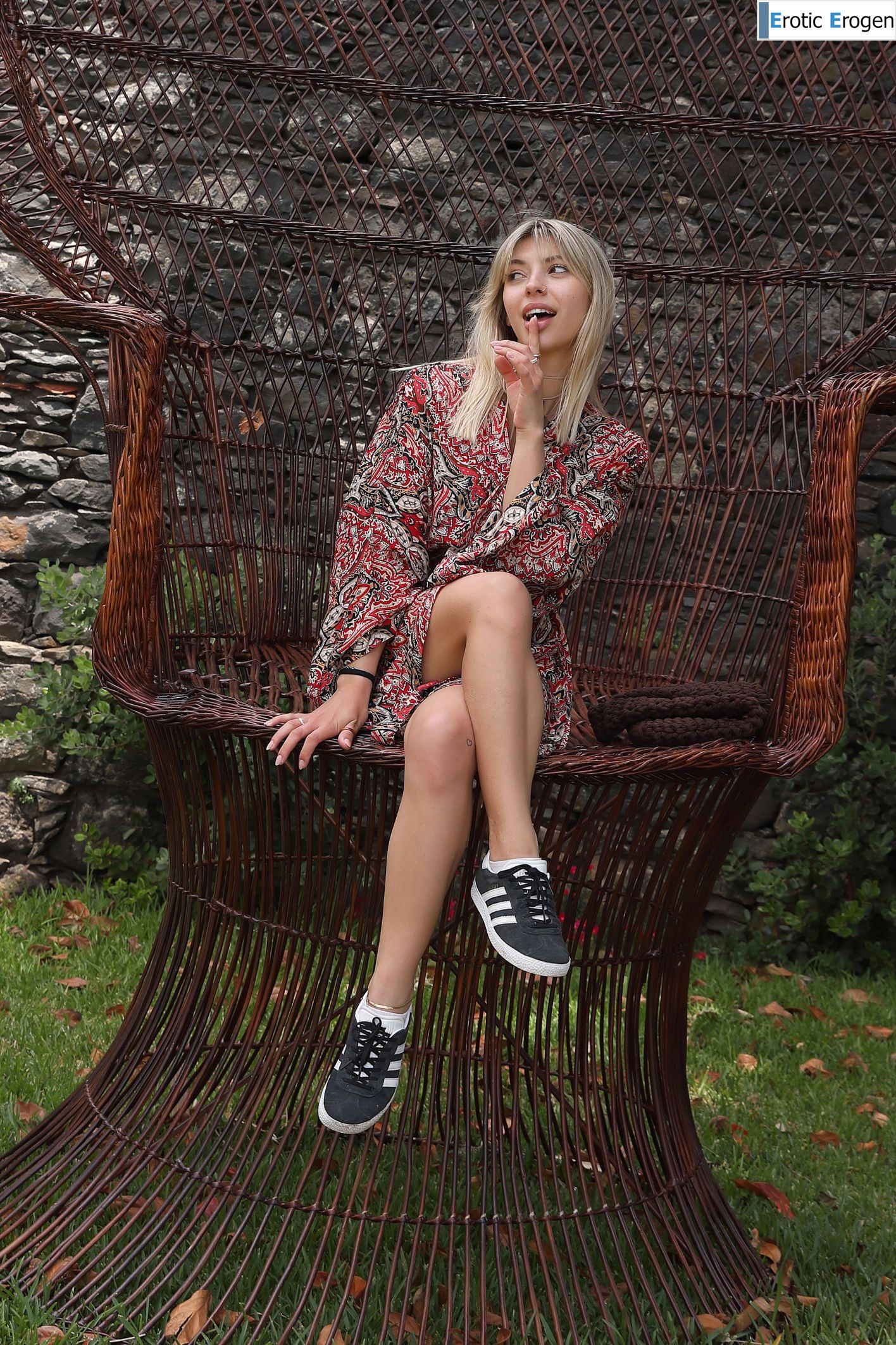 Avery in Postcard From Santa Cruz. Фото 5