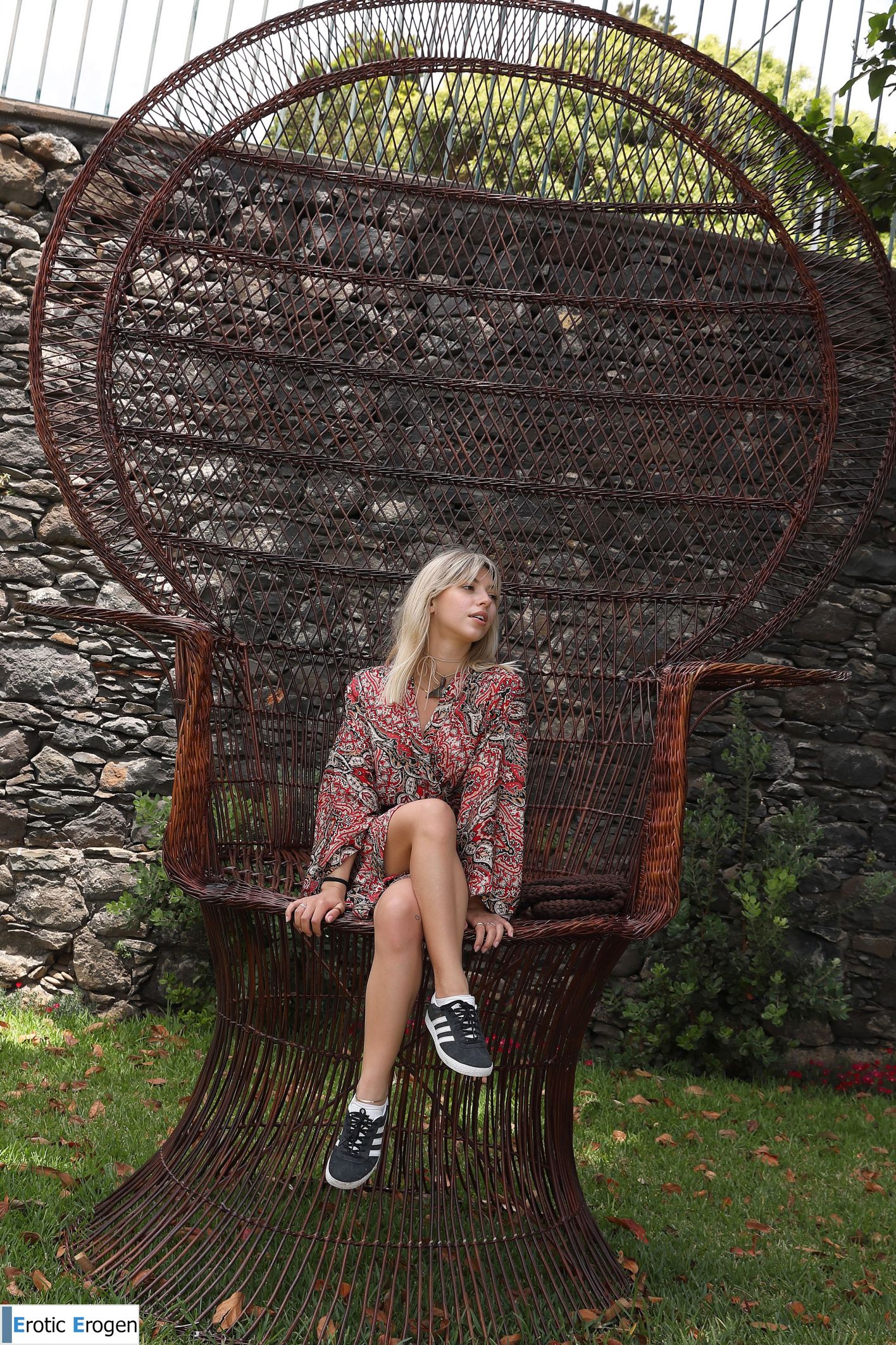 Avery in Postcard From Santa Cruz. Фото 7