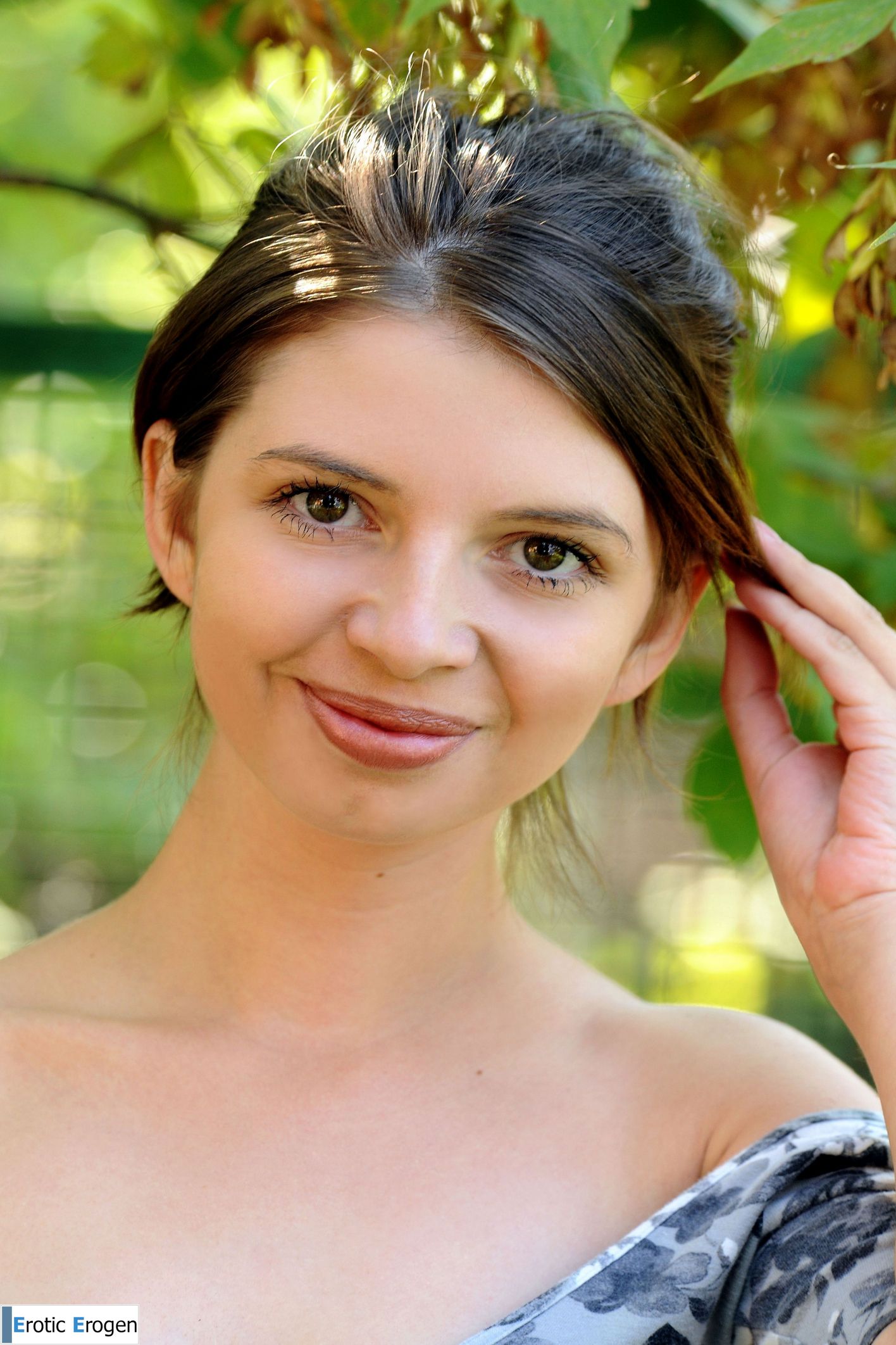 Simona in Presenting Simona. Picture 1