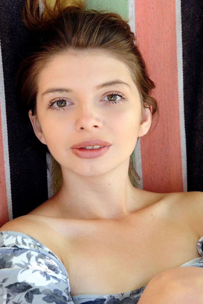 Simona in Presenting Simona. Thumb 12