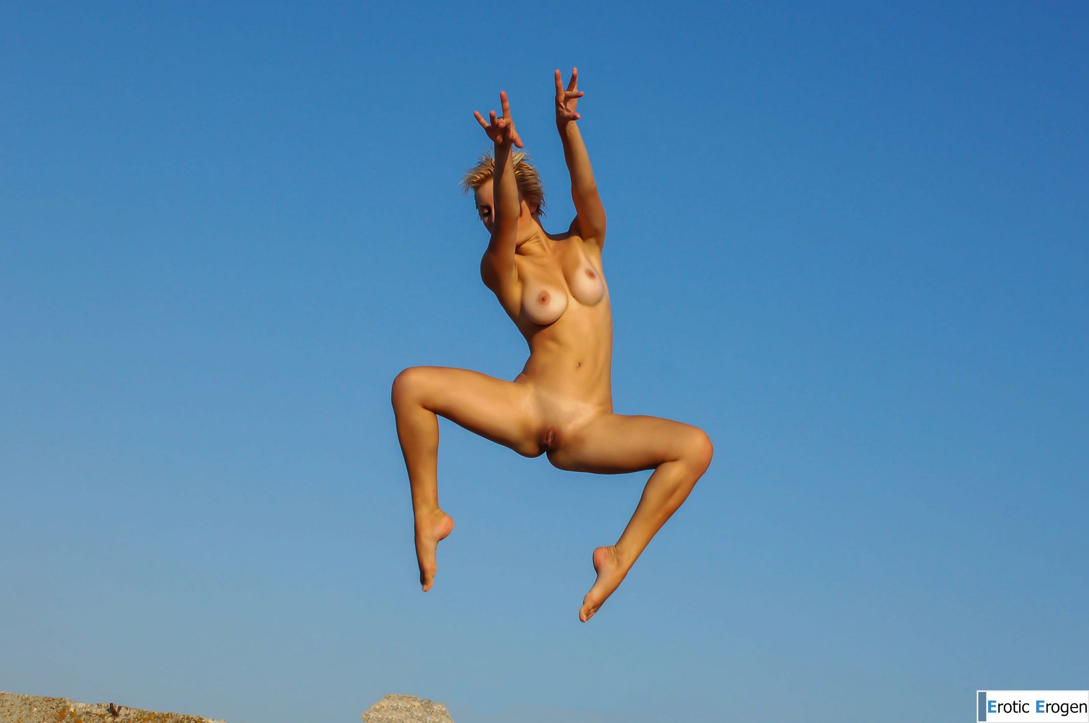 Tienette O in Clear Blue Sky. Picture 12