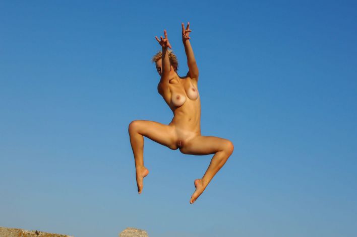 Tienette O in Clear Blue Sky. Thumb 12