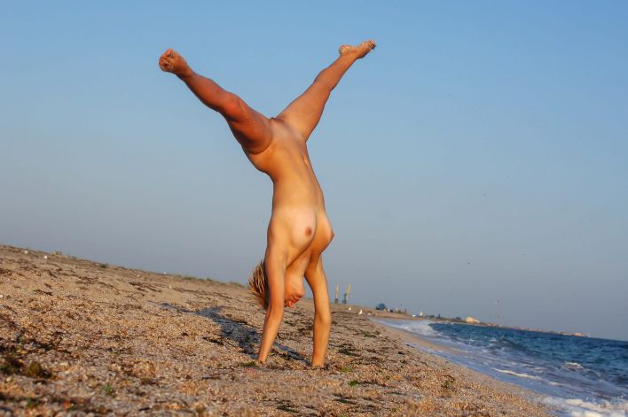 Tienette O in Clear Blue Sky. Thumb 15