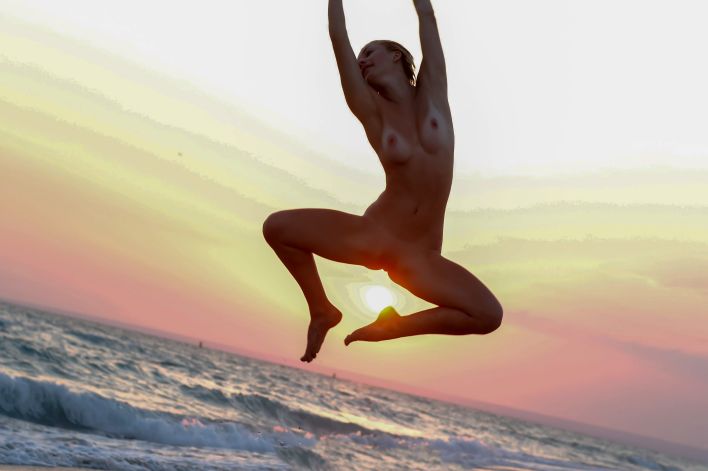 Tienette O in Clear Blue Sky. Thumb 35