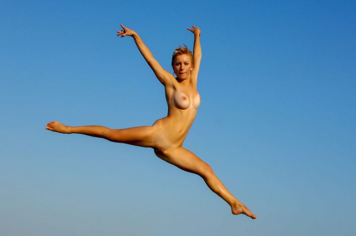 Tienette O in Clear Blue Sky. Thumb 3