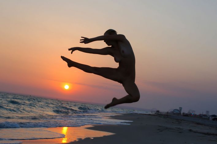 Tienette O in Clear Blue Sky. Thumb 40