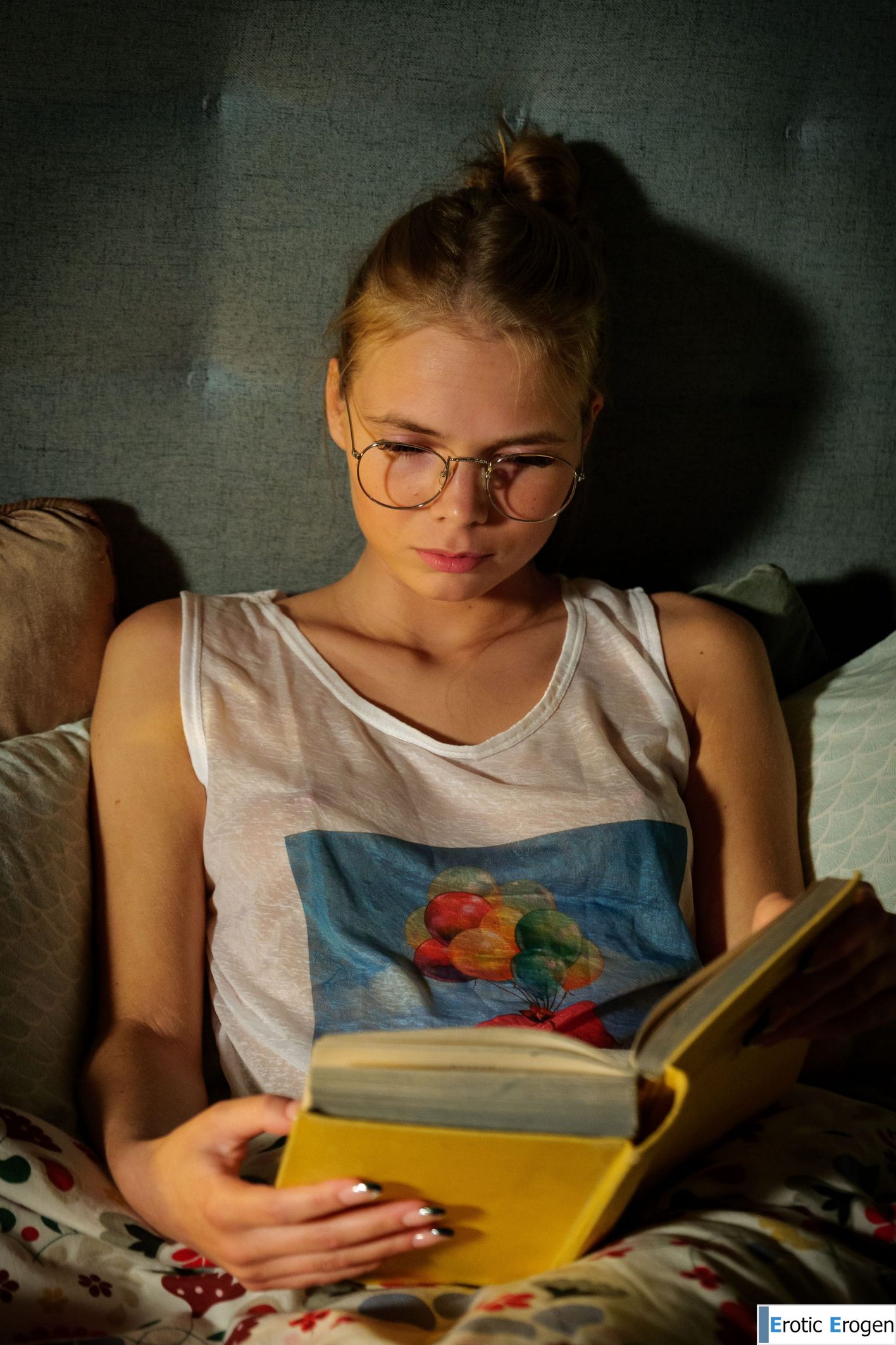 Luise in Book Fetish 1. Picture 1