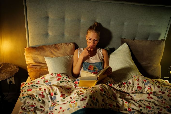 Luise in Book Fetish 1. Thumb 2