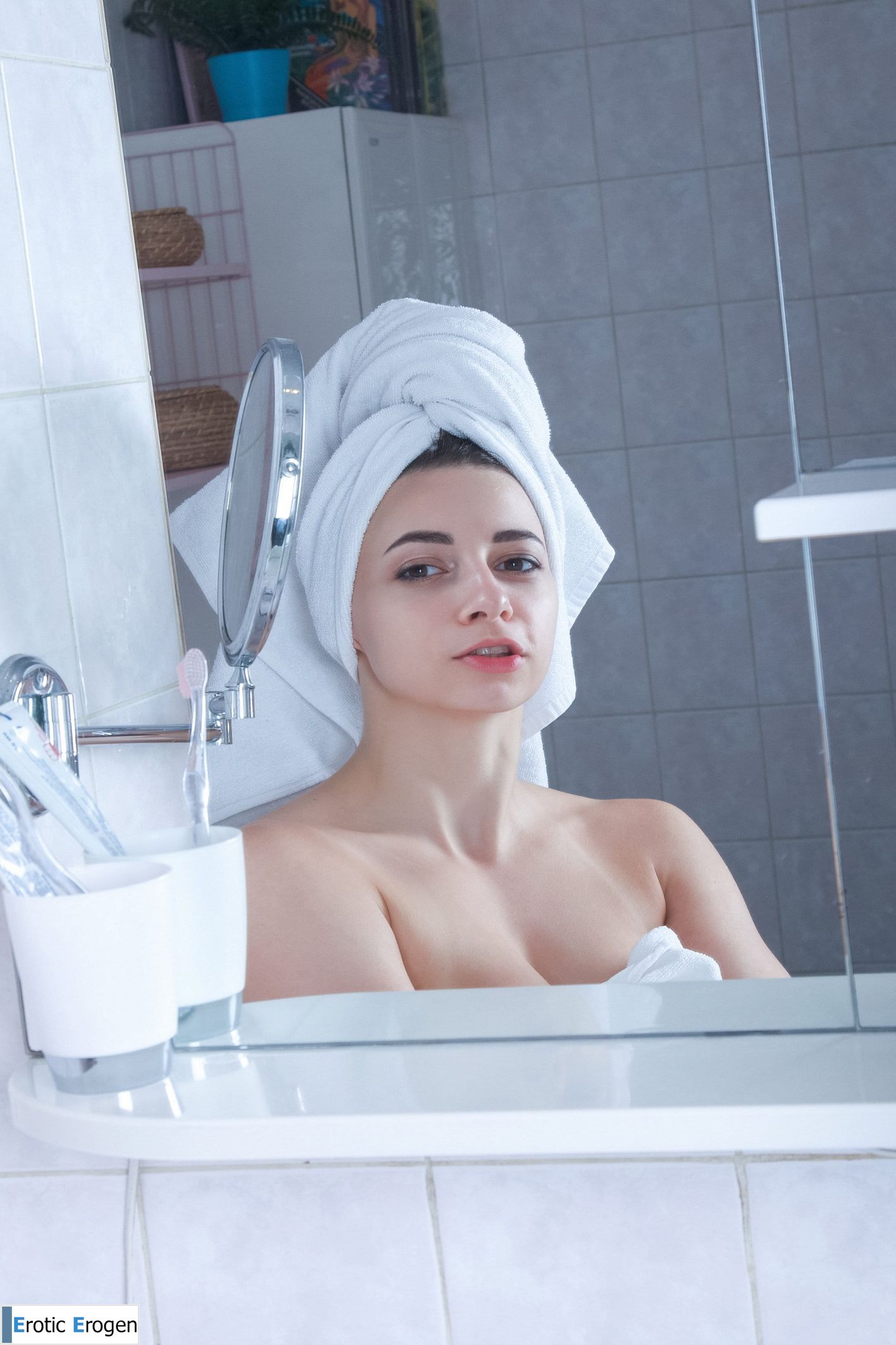 Elle Mira in V Elle Ntine. Slide 4