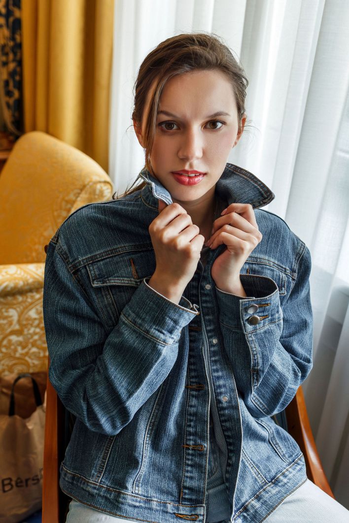 Giselle in Gold Lingerie. Thumb 1