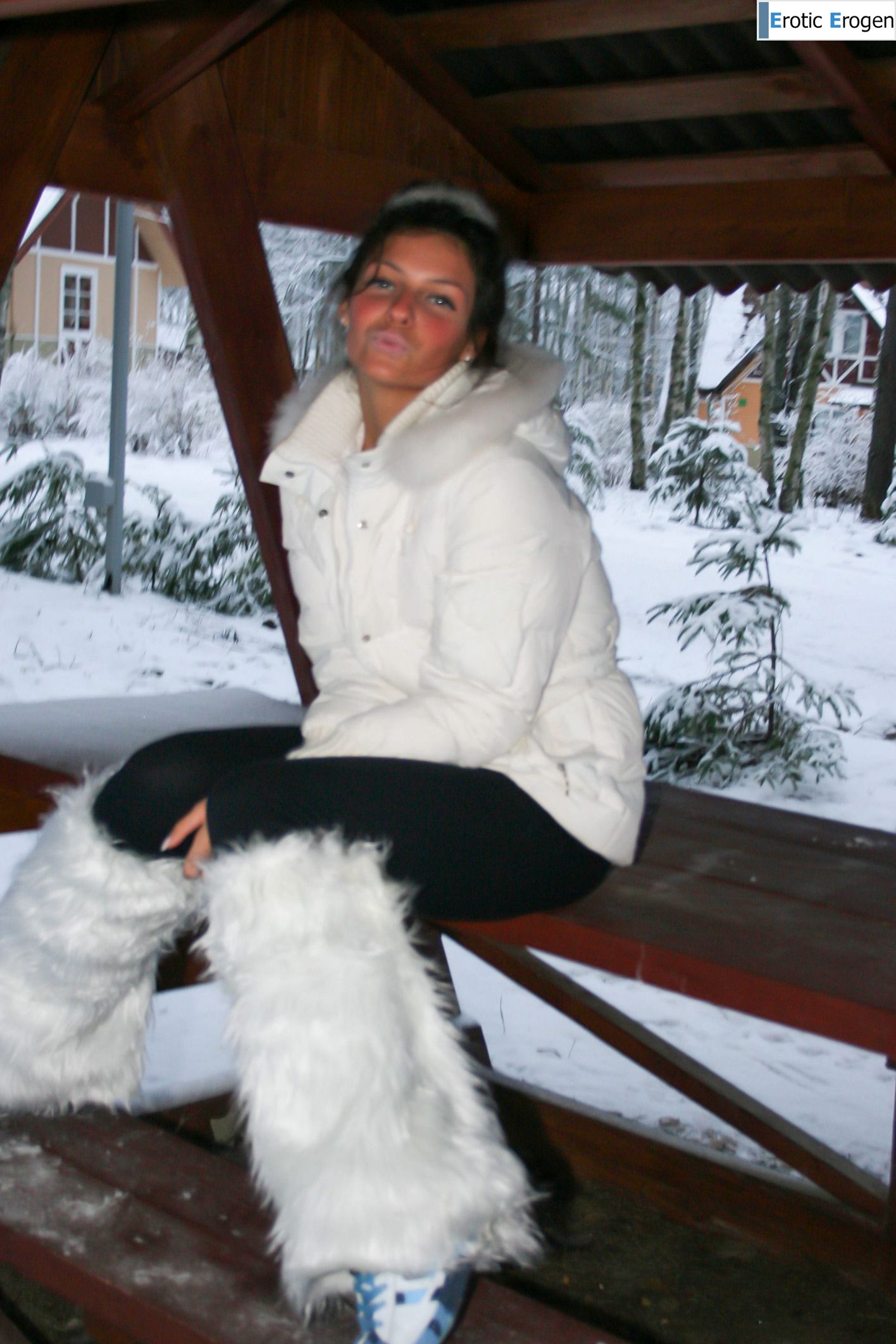 Isabella in Exhibitionist. Слайд 4