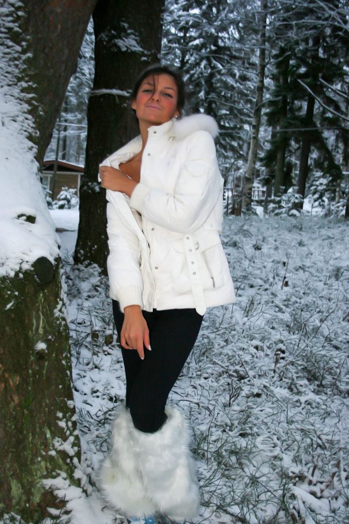 Isabella in Exhibitionist. Thumb 50