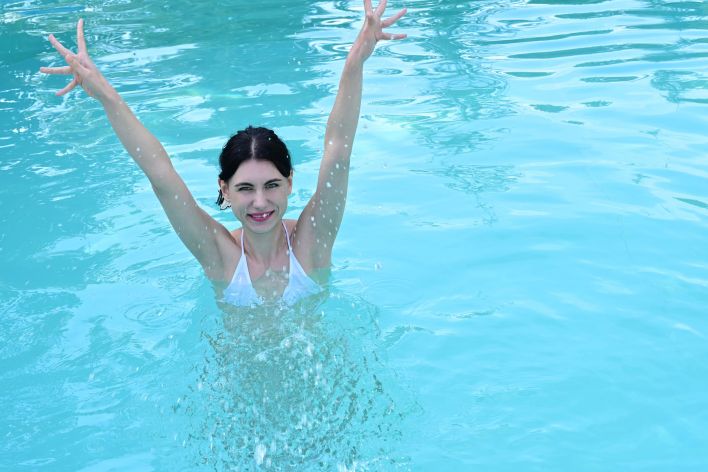 Olivia in Pool Party. Эскиз 5