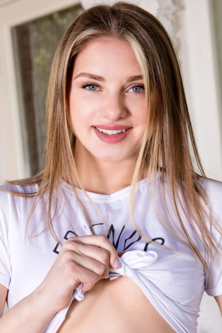 Karianne in Strawberry Snack. Thumb 5