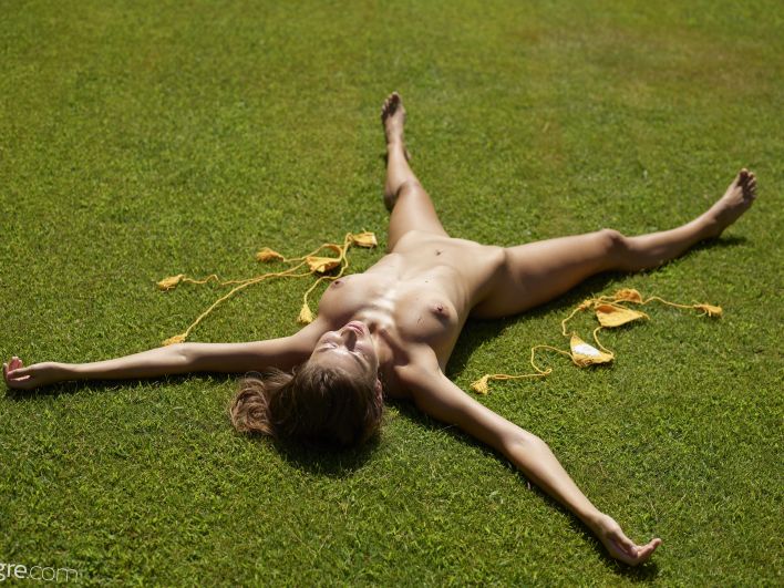 Anna L in Garden Exhibitionist. Thumb 1